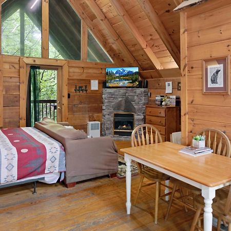 Cozy Cabin! Hot Tub, King Bed, Fireplace, & Pool Gatlinburg Bagian luar foto