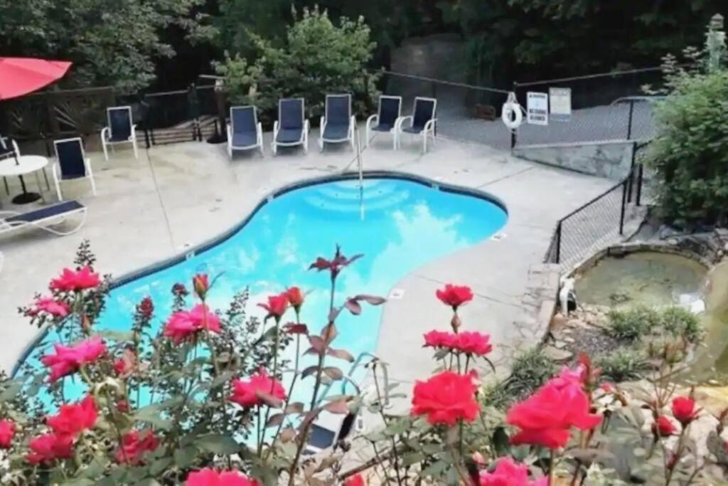 Cozy Cabin! Hot Tub, King Bed, Fireplace, & Pool Gatlinburg Bagian luar foto