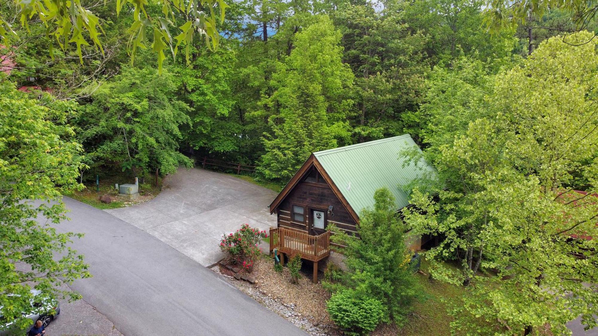 Cozy Cabin! Hot Tub, King Bed, Fireplace, & Pool Gatlinburg Bagian luar foto