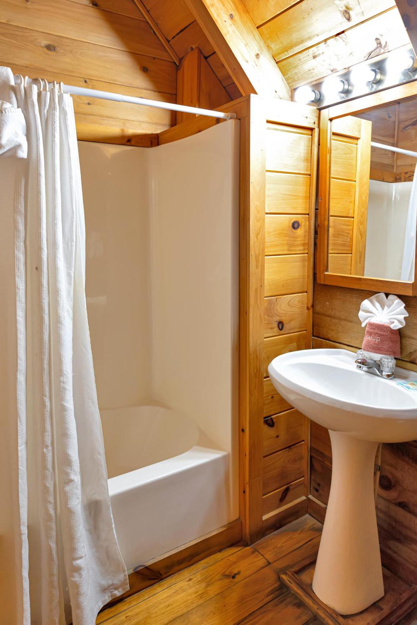 Cozy Cabin! Hot Tub, King Bed, Fireplace, & Pool Gatlinburg Bagian luar foto
