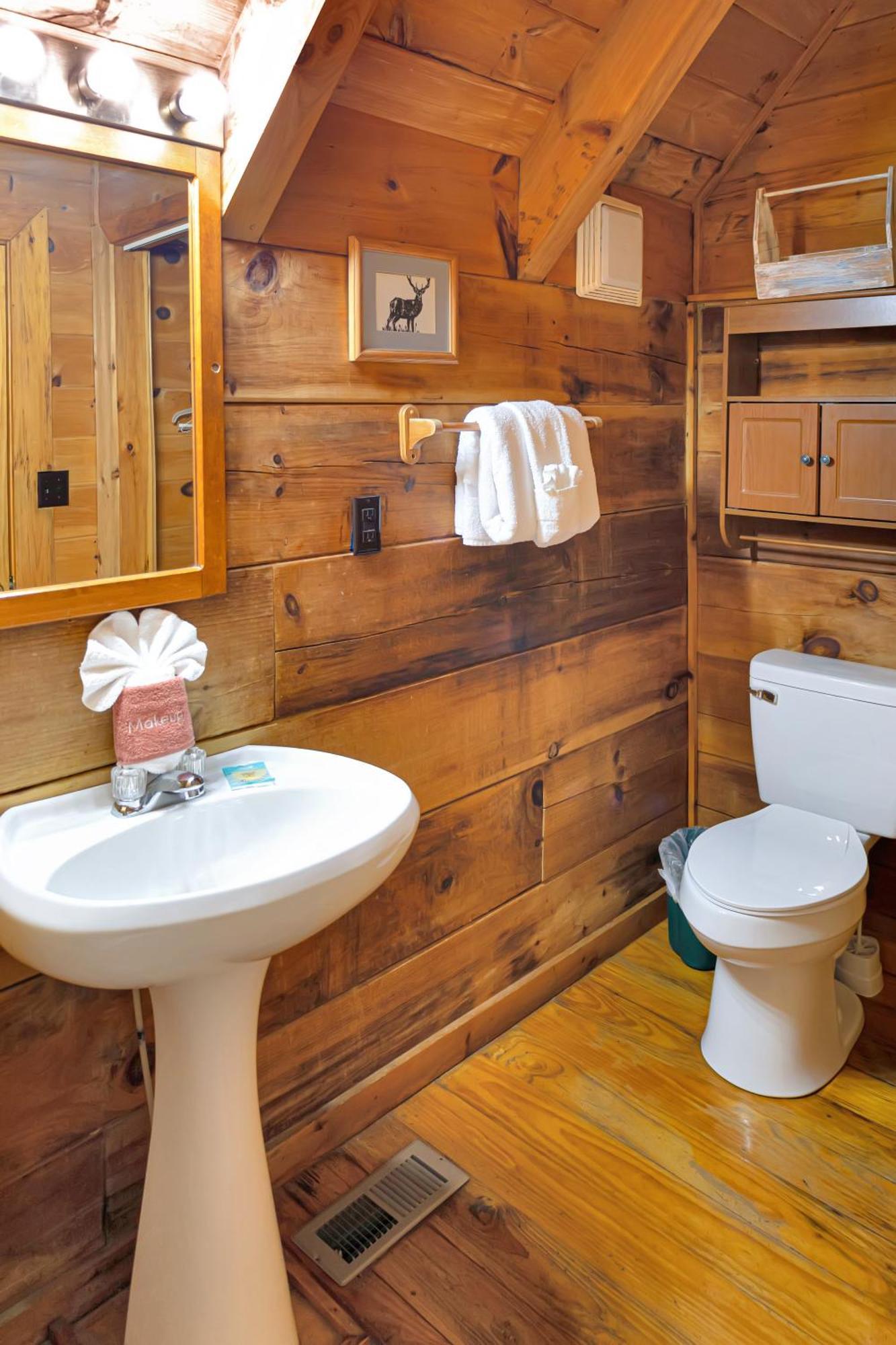 Cozy Cabin! Hot Tub, King Bed, Fireplace, & Pool Gatlinburg Bagian luar foto