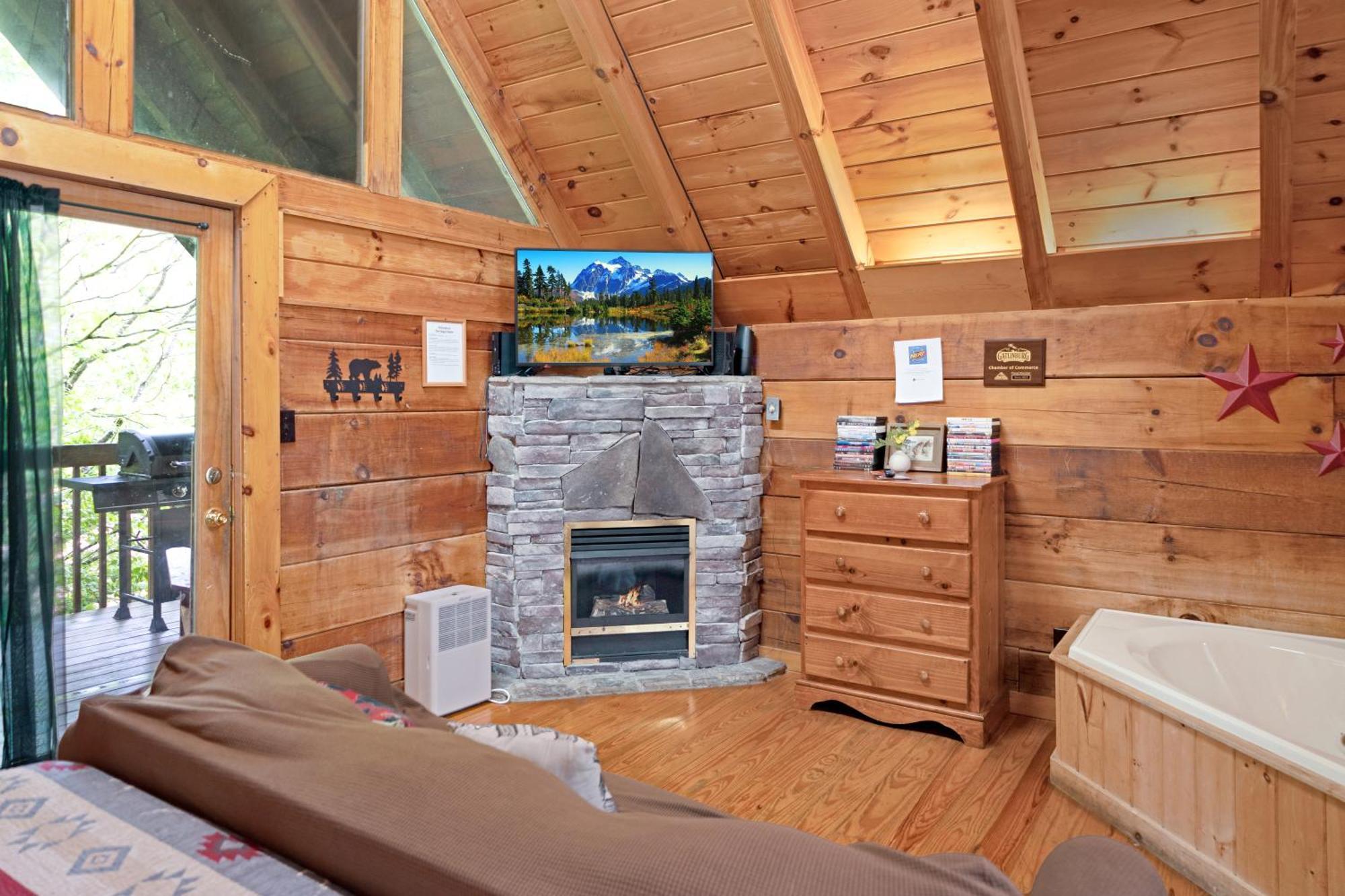 Cozy Cabin! Hot Tub, King Bed, Fireplace, & Pool Gatlinburg Bagian luar foto
