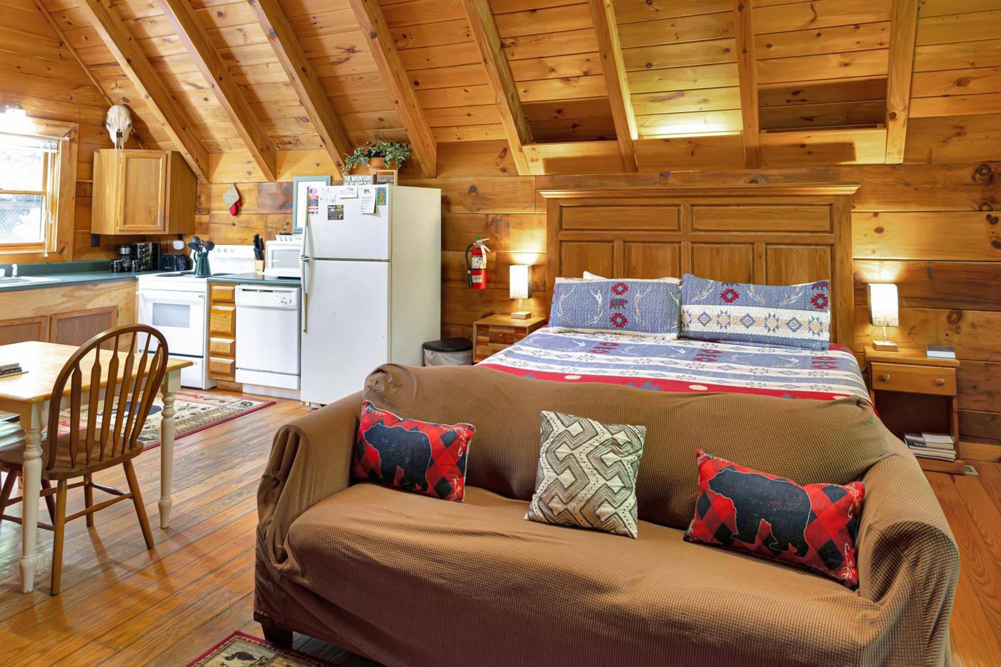 Cozy Cabin! Hot Tub, King Bed, Fireplace, & Pool Gatlinburg Bagian luar foto